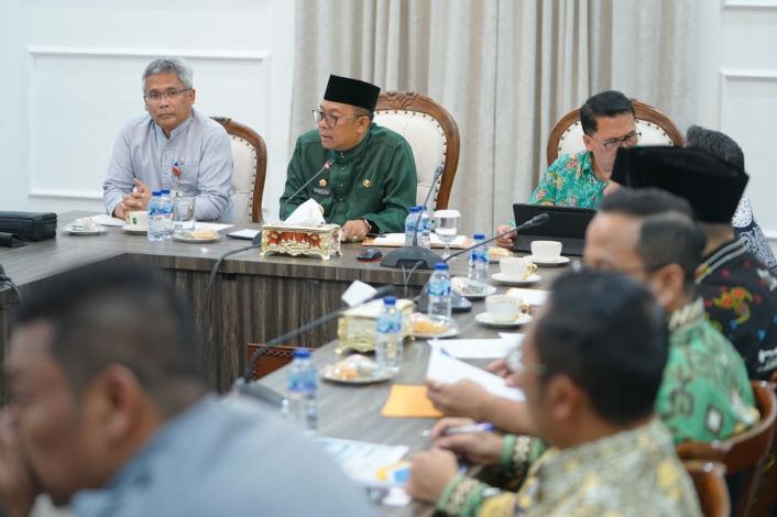 Pj Gubri saat memimpin rapat. Foto Ist